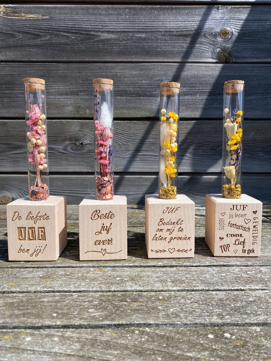 Persoonlijk houten blokje met droogbloemen als attent cadeau